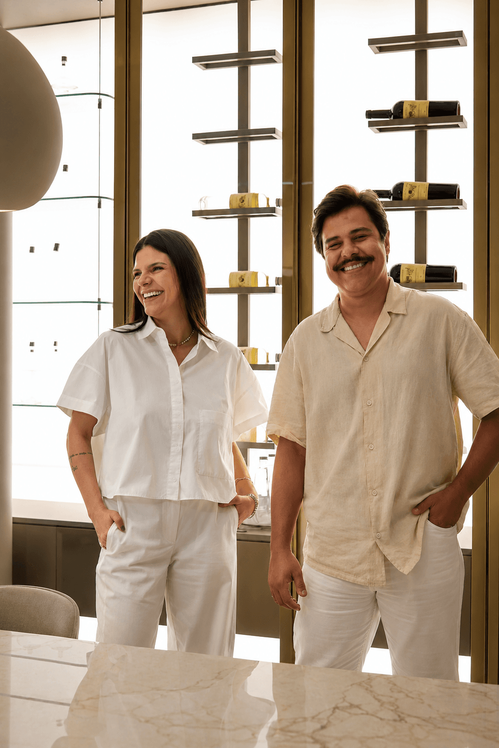 Erickssen Lima e Thayane Carvalho no showroom Casa Marmo